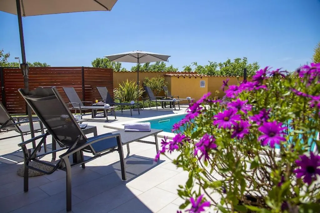 Villa Karin - Mediterranean Charm With Private Pool And Lush Waterfall Gardens Galižana